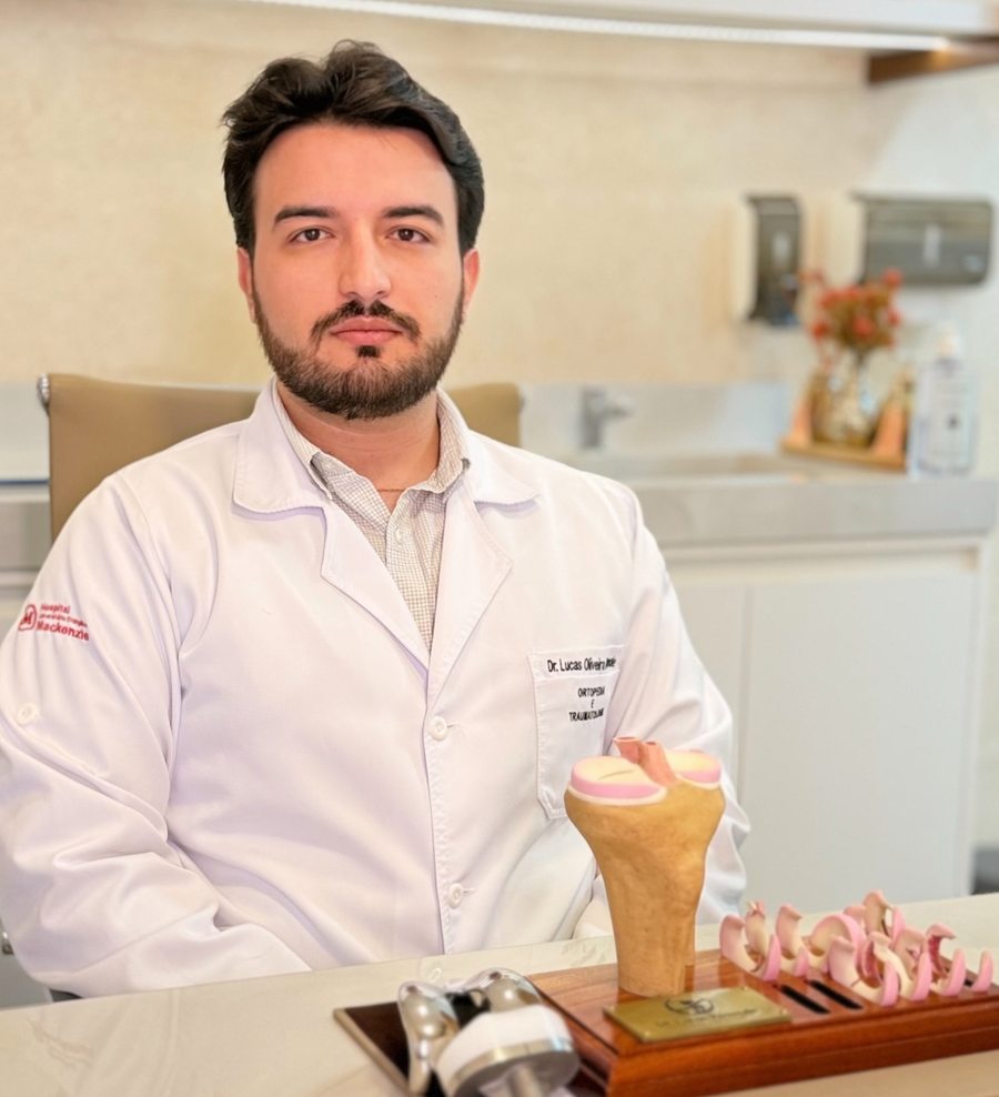 Dr. Lucas Rezende avaliando exame de imagem do joelho